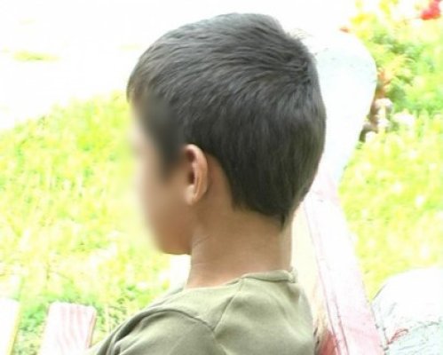 Un bărbat din Valu se luptă să-și ia copilul din grija mamei, căreia îi reproşează că a făcut închisoare pentru instigare la viol!